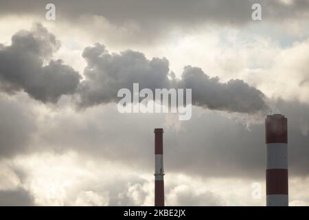 Vista della centrale di Siekierki a Varsavia il 4 gennaio 2020. (Foto di Maciej Luczniewski/NurPhoto) Foto Stock