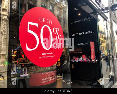 Vetrine durante le vendite nel centro di Milano, Italia, il 08 2020 gennaio (Foto di Mairo Cinquetti/NurPhoto) Foto Stock