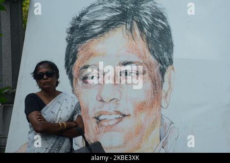 A Woman Stand in next to the portrait of Lasantha Wikramathunge on his 11th death anniversary in Colombo January.08.2020 Lasantha Manilal Wickrematunge was a Sri Lankan editor of The Sunday Leader.who was assassinated in January 2009. (Photo by Akila Jayawardana/NurPhoto) Stock Photo