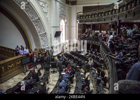 Il leader dell'opposizione e rieletto presidente dell'Assemblea Nazionale, Juan Guaido, accompagnato da deputati dei partiti di opposizione, ha superato il blocco militare all'Assemblea Nazionale il 7 gennaio 2020, a Caracas, Venezuela. I membri dell'opposizione hanno accusato Maduro e i suoi legislatori di un colpo di Stato del parlamento dopo Juan Guaido e i legislatori dell'opposizione sono stati impediti di partecipare alle sessioni del Palazzo dell'Assemblea Nazionale. (Foto di Rafael Briceno Sierralta/NurPhoto) Foto Stock