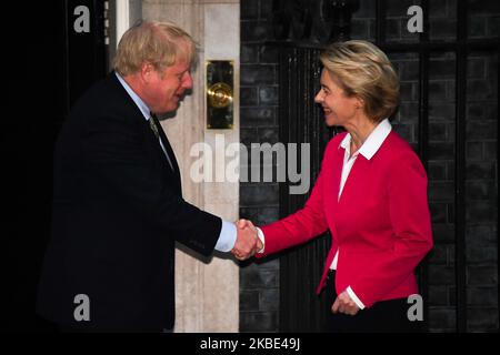 Il primo ministro britannico Boris Johnson saluta il presidente della Commissione europea Ursula von der Leyen fuori 10 Downing Street, nel centro di Londra, il 8 gennaio 2020, in vista del loro incontro. (Foto di Alberto Pezzali/NurPhoto) Foto Stock