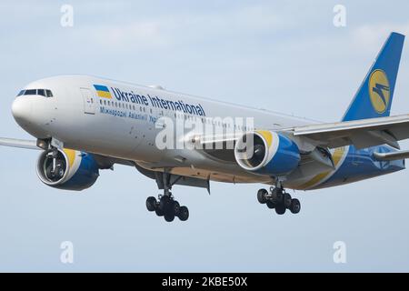 Ukraine International Airlines UIA Boeing 777, in particolare Boeing 777-2Q8(ER) aerei passeggeri commerciali visti all'atterraggio finale presso l'aeroporto internazionale JFK KJFK di New York. La gamma estesa Boeing 777-200, con cassone largo, è dotata di motori a reazione UR-GOA, 2x PW PW4090. UIA / AUI / PS è il vettore di bandiera Ukraniano, con hub principale nella capitale dell'Ucraina Kiev - Boryspil Aeroporto . Il 8 gennaio 2020 un Boeing 737-800 ha registrato UR-PSR, volo PS 752 dall'aeroporto Teheran Imam Khomeini in Iran a Kiev, si è schiantato poco dopo il decollo. New York, USA - 14 novembre 2019 Foto Stock