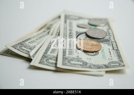 Foto Illustrazione di moneta americana, valuta USD, monete in dollari e centesimi che si trovano sulle banconote, banconote in dollari su una superficie bianca il 8 gennaio 2020 ad Amsterdam, Paesi Bassi. (Foto di Nicolas Economou/NurPhoto) Foto Stock