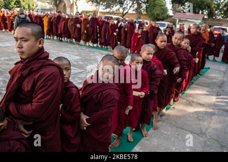 Monaci e novizi buddisti in fila per ricevere elemosine e denaro donati dai devoti buddisti durante il festival della pagoda di Ananda a Bagan, Myanmar, il 9 gennaio 2020. Ananda pagoda festival è una celebrazione annuale e si svolge il giorno della luna piena di Pyatho secondo il calendario lunare del Myanmar. I devoti buddisti offrono elemosine e denaro a centinaia di monaci e novizi buddisti, schierati nella pagoda. La tradizione è praticata fin dall'inizio del periodo Bagan. (Foto di Shwe Paw Mya Tin/NurPhoto) Foto Stock