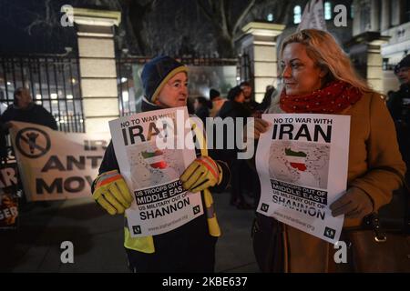 Membri dell'organizzazione irlandese del movimento anti-guerra durante una protesta contro l'uccisione mirata illegale di Donald Trump del generale iraniano Qasem Soleimani insieme ad altri sei membri e la successiva escalation della retorica pro-guerra che include la minaccia di crimini di guerra contro siti culturali iraniani. Giovedì 9 gennaio 2020, Leinster House, Dublino, Irlanda. (Foto di Artur Widak/NurPhoto) Foto Stock