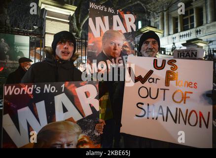 Membri dell'organizzazione irlandese del movimento anti-guerra durante una protesta contro l'uccisione mirata illegale di Donald Trump del generale iraniano Qasem Soleimani insieme ad altri sei membri e la successiva escalation della retorica pro-guerra che include la minaccia di crimini di guerra contro siti culturali iraniani. Giovedì 9 gennaio 2020, Leinster House, Dublino, Irlanda. (Foto di Artur Widak/NurPhoto) Foto Stock