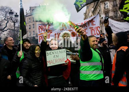 I lavoratori delle ferrovie del SUD si sono dimostrati contrari al progetto di riforma pensionistica del governo. Si tratta del quarto giorno di mobilitazione interprofessionale contro il progetto di riforma delle pensioni su invito del CGT, FO, CFE-CGC, FSU, Solidaires, UNEF e UNL, a Parigi, in Francia, il 9 gennaio 2020. (Foto di Emeric Fohlen/NurPhoto) Foto Stock