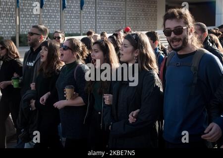 Migliaia di persone marciano presso l'ambasciata degli Stati Uniti per manifestare contro il governo degli Stati Uniti e soprattutto per l'assassinio del generale iraniano Qassem Soleimani da parte dell'amministrazione Trump il 11,2020 gennaio ad Atene, in Grecia. (Foto di Nikolas Kokovlis/NurPhoto) Foto Stock