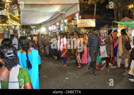 La gente impacchetta le strade per lo shopping last minute la notte del nono giorno del 10 ° giorno Attukal Pongala Mahotsavam Festival nella città di Thiruvananthapuram (Trivandrum), Kerala, India, il 18 febbraio 2019. L'Attukal Pongala Mahotsavam Festival è celebrato da milioni di donne indù ogni anno. (Foto di Creative Touch Imaging Ltd./NurPhoto) Foto Stock