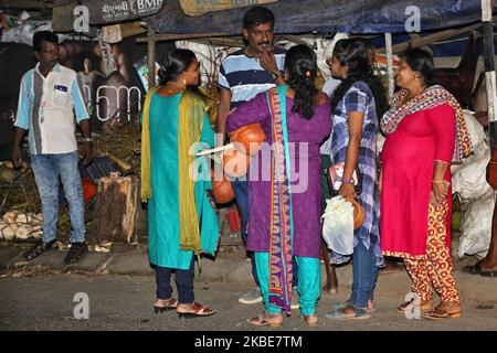 Le donne acquistano pentole di argilla da utilizzare per cucinare il pongala la notte del nono giorno del 10 ° giorno Attukal Pongala Mahotsavam Festival nella città di Thiruvananthapuram (Trivandrum), Kerala, India, il 18 febbraio 2019. L'Attukal Pongala Mahotsavam Festival è celebrato da milioni di donne indù ogni anno. (Foto di Creative Touch Imaging Ltd./NurPhoto) Foto Stock