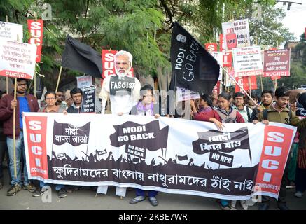 Gli attivisti del Centro di unità sociale dell'India (SUCI) tengono un poster e grida lo slogan per protestare contro la nuova legge sulla cittadinanza (CAA) e la NRC (Registro nazionale dei cittadini) del governo indiano a Kolkata , India, sabato 11th gennaio 2020. (Foto di Sonali Pal Chaudhury/NurPhoto) Foto Stock