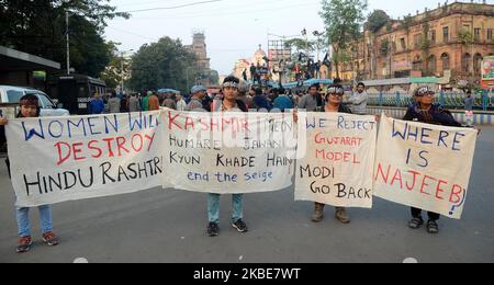 I manifestanti tengono un poster e grida lo slogan per protestare contro il primo ministro indiano Narendra modi e la nuova legge sulla cittadinanza (CAA) e NRC (Registro nazionale dei cittadini) del governo indiano a Kolkata , India, sabato 11th gennaio 2020. (Foto di Sonali Pal Chaudhury/NurPhoto) Foto Stock