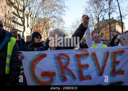 Il banner è 'Strike'. I manifestanti di Yellow Vests hanno dimostrato per più di 60 settimane consecutive in tutta la Francia. Diverse migliaia di manifestanti sono scesi per le strade di Tolosa. Hanno protestato anche contro la riforma pianificata da Macron sul pensionamento. Ma la protesta pacifica è giunta ad un'improvvisa fine come polizia tumulto e sparato cannone d'acqua e sparato taniche di gas lacrimogeno. Tolosa. Francia. Gennaio 11th 2020. (Foto di Alain Pitton/NurPhoto) Foto Stock