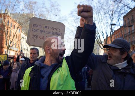 I manifestanti di Yellow Vests hanno dimostrato per più di 60 settimane consecutive in tutta la Francia. Diverse migliaia di manifestanti sono scesi per le strade di Tolosa. Hanno protestato anche contro la riforma pianificata da Macron sul pensionamento. Ma la protesta pacifica è giunta ad un'improvvisa fine come polizia tumulto e sparato cannone d'acqua e sparato taniche di gas lacrimogeno. Tolosa. Francia. Gennaio 11th 2020. (Foto di Alain Pitton/NurPhoto) Foto Stock