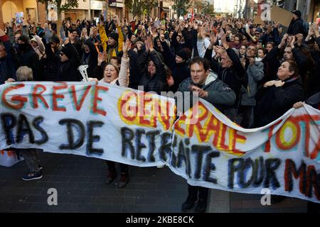 I manifestanti di Yellow Vests tengono un banne che legge 'sciopero generale'. I manifestanti di Yellow Vests hanno dimostrato per più di 60 settimane consecutive in tutta la Francia. Diverse migliaia di manifestanti sono scesi per le strade di Tolosa. Hanno protestato anche contro la riforma pianificata da Macron sul pensionamento. Ma la protesta pacifica è giunta ad un'improvvisa fine come polizia tumulto e sparato cannone d'acqua e sparato taniche di gas lacrimogeno. Tolosa. Francia. Gennaio 11th 2020. (Foto di Alain Pitton/NurPhoto) Foto Stock