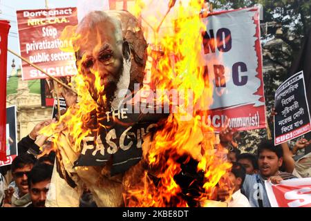 Gli attivisti del Centro di unità sociale dell'India (SUCI) bruciano un'effigie del primo ministro indiano Narendra modi mentre partecipano a una protesta contro la nuova legge indiana sulla cittadinanza, a Kolkata il 11 gennaio 2020. (Foto di Debajyoti Chakraborty/NurPhoto) Foto Stock