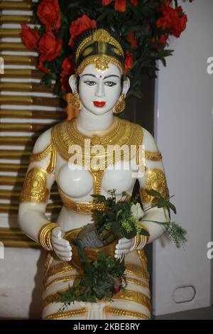 Statua di una donna indù in una sala di nozze di lusso sul terreno dell'Amman Kovil (Tempio di Amman) a Jaffna, Sri Lanka il 15 agosto 2017. (Foto di Creative Touch Imaging Ltd./NurPhoto) Foto Stock