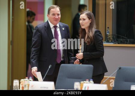 Il primo ministro svedese Kjell Stefan Lofven sta parlando con il PM finlandese. Il primo ministro finlandese Sanna Mirella Marin nella tavola rotonda durante il secondo incontro del Consiglio europeo - VERTICE DELL'EURO - leader dell'UE, nella sede dell'Unione europea, il 13 dicembre 2019 a Bruxelles, Belgio. (Foto di Nicolas Economou/NurPhoto) Foto Stock