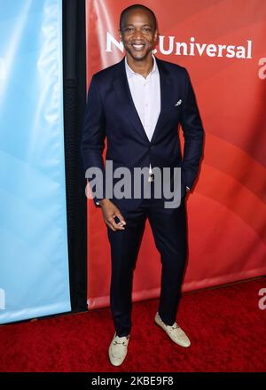 PASADENA, LOS ANGELES, CALIFORNIA, USA - 11 GENNAIO: J. August Richards arriva al 2020 NBCUniversal Winter TCA Press Tour tenutosi presso il Langham Huntington Hotel il 11 gennaio 2020 a Pasadena, Los Angeles, California, Stati Uniti. (Foto di Xavier Collin/Image Press Agency/NurPhoto) Foto Stock