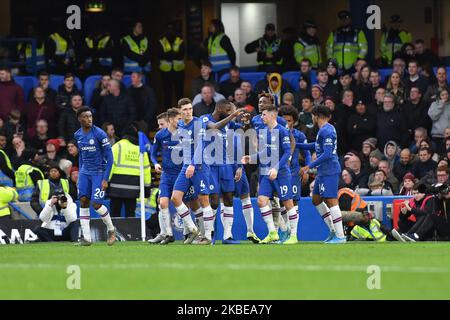 Tammy Abraham of Chelsea (oscurato) festeggia con i compagni di squadra dopo aver segnato il secondo gol della sua squadra durante la partita della Premier League tra il Chelsea FC e il Burnley FC a Stamford Bridge il 11 gennaio 2020 a Londra, Regno Unito. (Foto di MI News/NurPhoto) Foto Stock