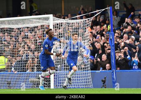 Jorginho di Chelsea festeggia con il compagno di squadra Tammy Abraham dopo aver segnato il primo gol della sua squadra durante la partita della Premier League tra il Chelsea FC e il Burnley FC a Stamford Bridge il 11 gennaio 2020 a Londra, Regno Unito. (Foto di MI News/NurPhoto) Foto Stock