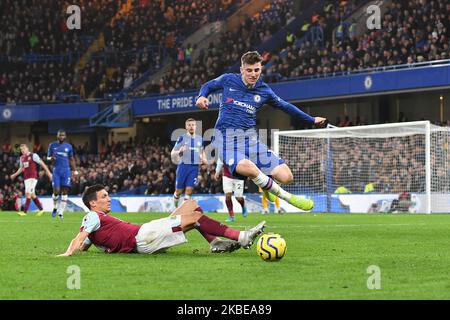 Burnley's English defender Jack Cork tackles Chelsea's English midfielder Mason Mount during the Premier League match between Chelsea FC and Burnley FC at Stamford Bridge on January 11, 2020 in London, United Kingdom. (Photo by MI News/NurPhoto) Foto Stock