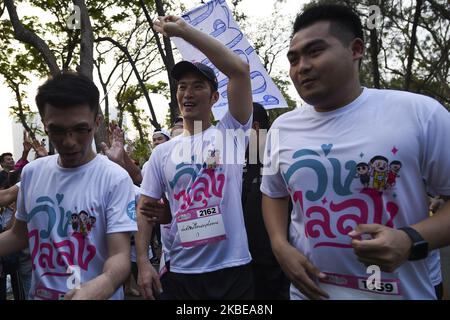 Thanathorn Juangroongruangkit, il futuro leader del partito di avanzamento thailandese, partecipa a una ''corsa contro la dittatura'' a Bangkok, Thailandia, 12 gennaio 2020. (Foto di Anusak Laowilas/NurPhoto) Foto Stock