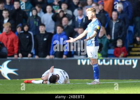 Connor Roberts di Swansea City e Joe Bennett di Cardiff City durante la partita del campionato Sky Bet tra Cardiff City e Swansea City al Cardiff City Stadium il 12 gennaio 2020 a Cardiff, Galles. (Foto di MI News/NurPhoto) Foto Stock