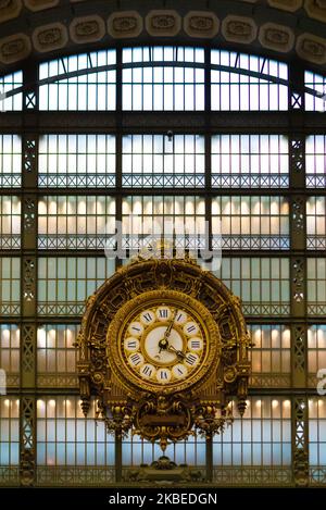 Il grande orologio del Museo d'Orsay a Parigi, Francia il 7 decemebr 2019 (Foto di Aubin Menestret/NurPhoto) Foto Stock