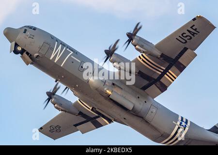 Un iconico velivolo da trasporto militare a turboelica C-130 durante la fase di decollo. L'aereo americano, un Lockheed Martin C-130J-30 Super Hercules of the United Staes - US Air Force USAF sta trasportando speciali marcature di vernice commemorando 75 anni di celebrazioni D-Day. Il codice W7 utilizzato nel giugno 1944 per la truppa 37 Carrier Squadron, oggi Airlift Wings, che ha partecipato agli atterraggi DDay. L'aereo ha partecipato all'Athens Flying Week Air Show presso la base aerea Tanagra LGTG in Grecia. Tanagra, Grecia - 22 settembre 2019 (Foto di Nicolas Economou/NurPhoto) Foto Stock