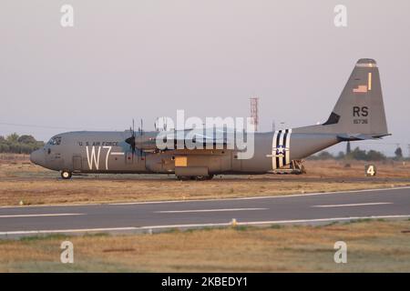 Un iconico velivolo da trasporto militare a turboelica C-130 durante la fase di decollo. L'aereo americano, un Lockheed Martin C-130J-30 Super Hercules of the United Staes - US Air Force USAF sta trasportando speciali marcature di vernice commemorando 75 anni di celebrazioni D-Day. Il codice W7 utilizzato nel giugno 1944 per la truppa 37 Carrier Squadron, oggi Airlift Wings, che ha partecipato agli atterraggi DDay. L'aereo ha partecipato all'Athens Flying Week Air Show presso la base aerea Tanagra LGTG in Grecia. Tanagra, Grecia - 22 settembre 2019 (Foto di Nicolas Economou/NurPhoto) Foto Stock