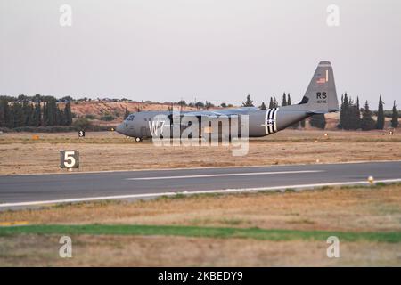 Un iconico velivolo da trasporto militare a turboelica C-130 durante la fase di decollo. L'aereo americano, un Lockheed Martin C-130J-30 Super Hercules of the United Staes - US Air Force USAF sta trasportando speciali marcature di vernice commemorando 75 anni di celebrazioni D-Day. Il codice W7 utilizzato nel giugno 1944 per la truppa 37 Carrier Squadron, oggi Airlift Wings, che ha partecipato agli atterraggi DDay. L'aereo ha partecipato all'Athens Flying Week Air Show presso la base aerea Tanagra LGTG in Grecia. Tanagra, Grecia - 22 settembre 2019 (Foto di Nicolas Economou/NurPhoto) Foto Stock