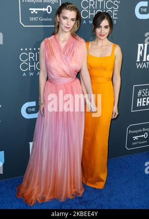 SANTA MONICA, LOS ANGELES, CALIFORNIA, USA - GENNAIO 12: Betty Gilpin e Alison Brie arrivano al 25th° Annual Critics' Choice Awards tenutosi al Barker Hangar il 12 Gennaio 2020 a Santa Monica, Los Angeles, California, Stati Uniti. (Foto di Xavier Collin/Image Press Agency/NurPhoto) Foto Stock