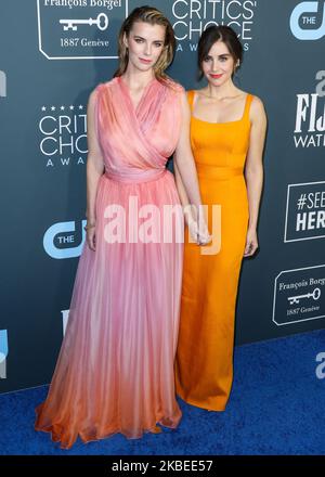 SANTA MONICA, LOS ANGELES, CALIFORNIA, USA - GENNAIO 12: Betty Gilpin e Alison Brie arrivano al 25th° Annual Critics' Choice Awards tenutosi al Barker Hangar il 12 Gennaio 2020 a Santa Monica, Los Angeles, California, Stati Uniti. (Foto di Xavier Collin/Image Press Agency/NurPhoto) Foto Stock