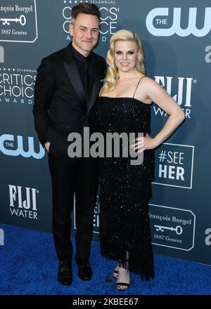 SANTA MONICA, LOS ANGELES, CALIFORNIA, USA - GENNAIO 12: Brian Gallagher e Megan Hilty arrivano al 25th° Annual Critics' Choice Awards tenutosi al Barker Hangar il 12 Gennaio 2020 a Santa Monica, Los Angeles, California, Stati Uniti. (Foto di Xavier Collin/Image Press Agency/NurPhoto) Foto Stock