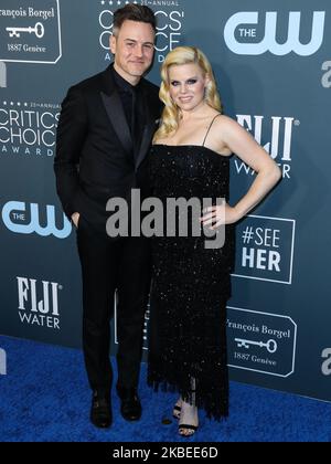 SANTA MONICA, LOS ANGELES, CALIFORNIA, USA - GENNAIO 12: Brian Gallagher e Megan Hilty arrivano al 25th° Annual Critics' Choice Awards tenutosi al Barker Hangar il 12 Gennaio 2020 a Santa Monica, Los Angeles, California, Stati Uniti. (Foto di Xavier Collin/Image Press Agency/NurPhoto) Foto Stock