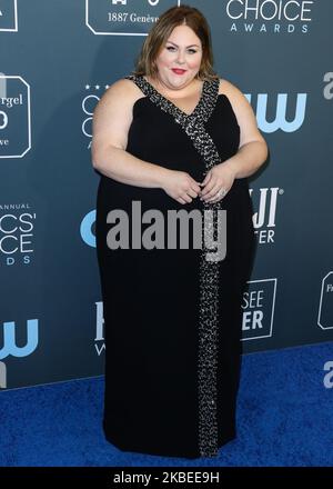 SANTA MONICA, LOS ANGELES, CALIFORNIA, USA - 12 GENNAIO: L'attrice Chrissy Metz indossa 11 Honor arriva al 25th° Annual Critics' Choice Awards tenutosi al Barker Hangar il 12 gennaio 2020 a Santa Monica, Los Angeles, California, Stati Uniti. (Foto di Xavier Collin/Image Press Agency/NurPhoto) Foto Stock