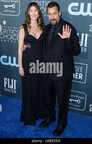 SANTA MONICA, LOS ANGELES, CALIFORNIA, USA - 12 GENNAIO: Jackie Sandler e Adam Sandler arrivano al 25th° Annual Critics' Choice Awards tenutosi al Barker Hangar il 12 gennaio 2020 a Santa Monica, Los Angeles, California, Stati Uniti. (Foto di Xavier Collin/Image Press Agency/NurPhoto) Foto Stock