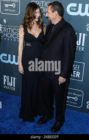 SANTA MONICA, LOS ANGELES, CALIFORNIA, USA - 12 GENNAIO: Jackie Sandler e Adam Sandler arrivano al 25th° Annual Critics' Choice Awards tenutosi al Barker Hangar il 12 gennaio 2020 a Santa Monica, Los Angeles, California, Stati Uniti. (Foto di Xavier Collin/Image Press Agency/NurPhoto) Foto Stock