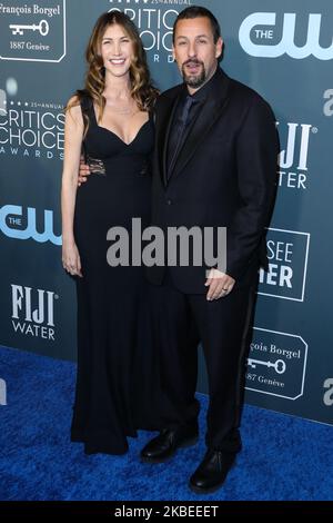 SANTA MONICA, LOS ANGELES, CALIFORNIA, USA - 12 GENNAIO: Jackie Sandler e Adam Sandler arrivano al 25th° Annual Critics' Choice Awards tenutosi al Barker Hangar il 12 gennaio 2020 a Santa Monica, Los Angeles, California, Stati Uniti. (Foto di Xavier Collin/Image Press Agency/NurPhoto) Foto Stock