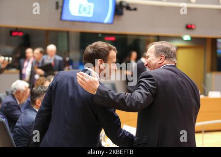 Emmanuel Macron il Presidente francese al Consiglio europeo che parla con Kjell Stefan Löfven PM di Svezia. Emmanuel Jean-Michel Frédéric Macron Presidente della Francia visto arrivare e parlare con i leader, i presidenti e il primo ministro dell'UE, alla tavola rotonda durante il secondo giorno del Consiglio europeo - vertice dell'euro - riunione dei leader dell'UE presso la sede dell'UE a Bruxelles (Belgio) - 13 dicembre 2019 (Foto di Nicolas Economou/NurPhoto) Foto Stock