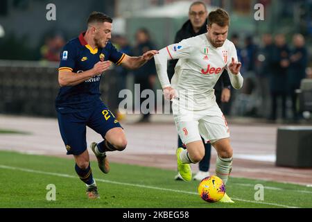 Aaron Ramsey della Juventus FC battaglia per la palla con Jordan Veretout di AS Roma durante la Serie Italiana Una partita del 2019/2020 tra AS Roma e Juventus FC allo Stadio Olimpico il 12 gennaio 2020 a Roma. (Foto di Danilo di Giovanni/NurPhoto) Foto Stock