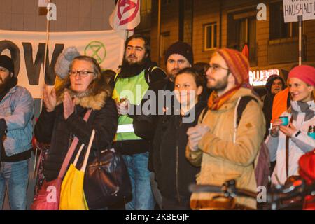 Circa 100 attivisti si riuniscono per strada e protestano con striscioni e cartelli contro Siemens AG nella strada di Colonia, in Germania, il 13 gennaio 2020. La protesta fa seguito all'annuncio da parte del capo Siemens Joe Kaeser che l'azienda aderirà al suo contratto per partecipare al progetto di miniera di carbone Adani Carmichael in Australia. (Foto di Ying Tang/NurPhoto) Foto Stock