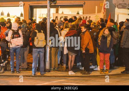 Circa 100 attivisti si riuniscono per strada e protestano con striscioni e cartelli contro Siemens AG nella strada di Colonia, in Germania, il 13 gennaio 2020. La protesta fa seguito all'annuncio da parte del capo Siemens Joe Kaeser che l'azienda aderirà al suo contratto per partecipare al progetto di miniera di carbone Adani Carmichael in Australia. (Foto di Ying Tang/NurPhoto) Foto Stock