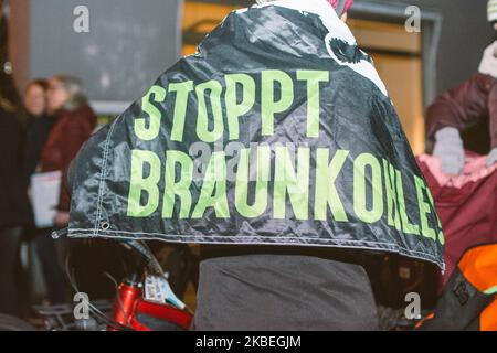 Circa 100 attivisti si riuniscono per strada e protestano con striscioni e cartelli contro Siemens AG nella strada di Colonia, in Germania, il 13 gennaio 2020. La protesta fa seguito all'annuncio da parte del capo Siemens Joe Kaeser che l'azienda aderirà al suo contratto per partecipare al progetto di miniera di carbone Adani Carmichael in Australia. (Foto di Ying Tang/NurPhoto) Foto Stock