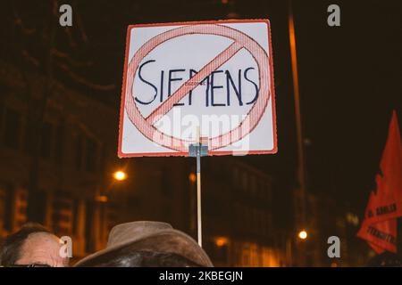 Circa 100 attivisti si riuniscono per strada e protestano con striscioni e cartelli contro Siemens AG nella strada di Colonia, in Germania, il 13 gennaio 2020. La protesta fa seguito all'annuncio da parte del capo Siemens Joe Kaeser che l'azienda aderirà al suo contratto per partecipare al progetto di miniera di carbone Adani Carmichael in Australia. (Foto di Ying Tang/NurPhoto) Foto Stock