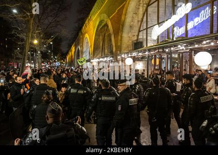 La manifestazione contro la riforma dei pensionati continua a Parigi, in Francia. Il 13 gennaio 2019 di fronte al ristorante 'la gamelle' dove il vice Pacome Rupin LREM con la compagnia del ministro Gerald Darmanin ha dovuto presentare i suoi migliori auguri per il nuovo anno, circa un centinaio di persone erano lì per protestare contro le riforme pensionistiche. Dopo un po 'la polizia da un gran numero ha fatto un intervento per evacuarli lontano dal ristorante. (Foto di Jerome Gilles/NurPhoto) Foto Stock