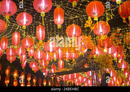 La gente del posto si riunisce vicino a migliaia di lanterne esposte come parte di una celebrazione del Capodanno lunare cinese a Chinatown, a Surakarta, Giava centrale, Indonesia, il 14 gennaio, 2020. Secondo l'oroscopo cinese del 2020, il nuovo anno lunare cinese inizia il 25 gennaio. (Foto di Agos Rudianto/NurPhoto) Foto Stock