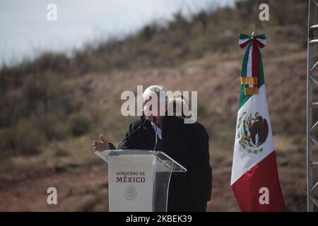 Il Presidente del Messico Andres Manuel Lopez Obrador parla durante una visita a la Mora il 12 gennaio 2019 a Bavispe, sonora. Il presidente Lopez Obrador ha incontrato i membri delle famiglie mormoniche Lebaron e Langford, due mesi dopo che 9 membri di loro sono stati uccisi in un'imboscata vicino a la Mora, una comunità isolata nello Stato messicano settentrionale di sonora; 6 bambini e 3 donne sono morti in un attacco perpetrato da membri sospetti di un cartello sulla droga. (Foto di David Peinado/NurPhoto) Foto Stock