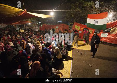 Le donne ascoltano il discorso durante una protesta contro la cittadinanza Amendment Act (CAA), National Population Register (NPR), National Register of Citizens (NRC) ad Allahabad il 16 gennaio 2020. Nonostante la protesta e la manifestazione a livello nazionale, la legge sulla cittadinanza (emendamento) è entrata in vigore venerdì dopo la notifica ufficiale nella Gazzetta dell'India . (Foto di Ritesh Shukla ) (Foto di Ritesh Shukla/NurPhoto) Foto Stock